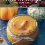 Image montrant une purée de courge épicée onctueuse, servie dans un bol, garnie de graines et épices automnales. Recette sans sucre raffiné, idéale pour la santé intestinale.