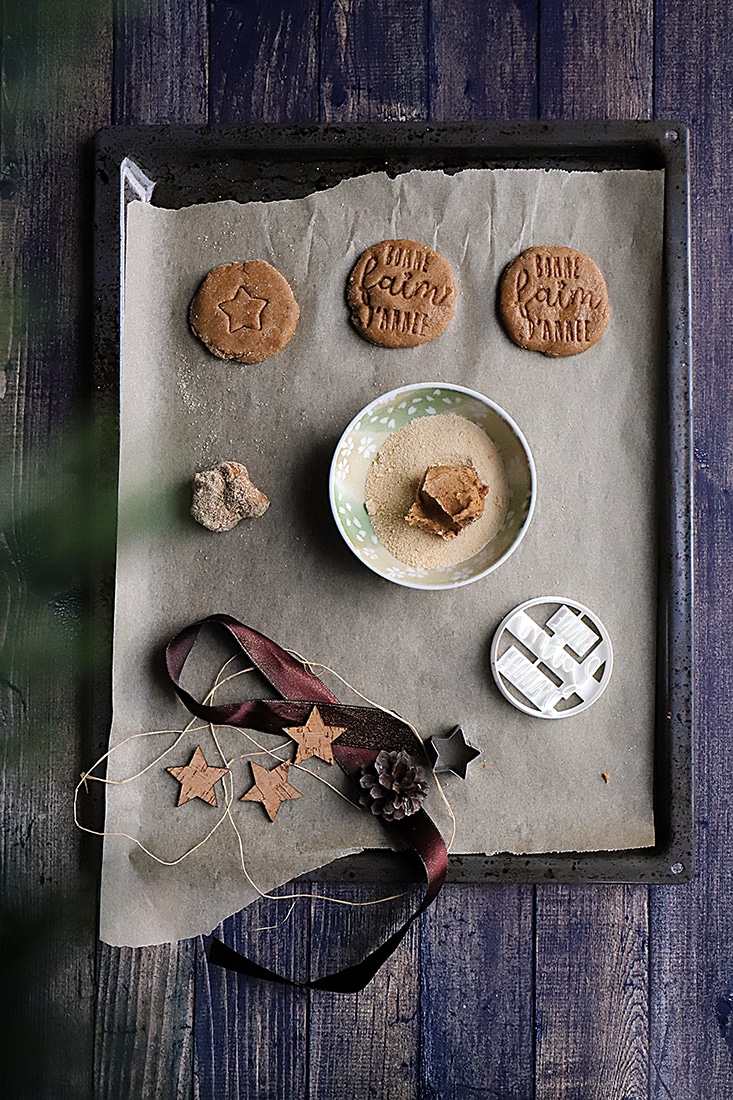 Préparation de biscuits de Noël au levain avec décorations festives - atelier pâtisserie de Noël.