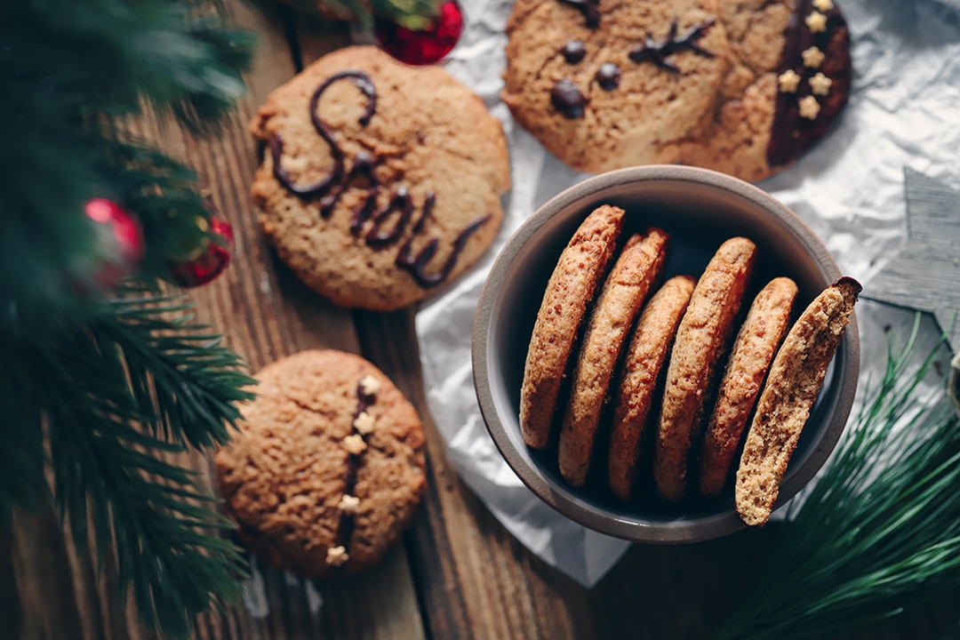 Biscuits de Noël à la cannelle décorés avec du chocolat - parfaits pour offrir en cadeau ou déguster en famille.