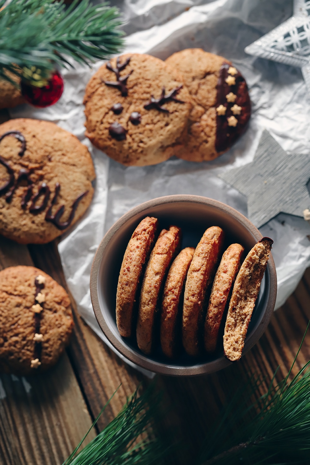 Biscuits de Noël moelleux à la cannelle avec décorations festives - recette saine et gourmande pour les fêtes.