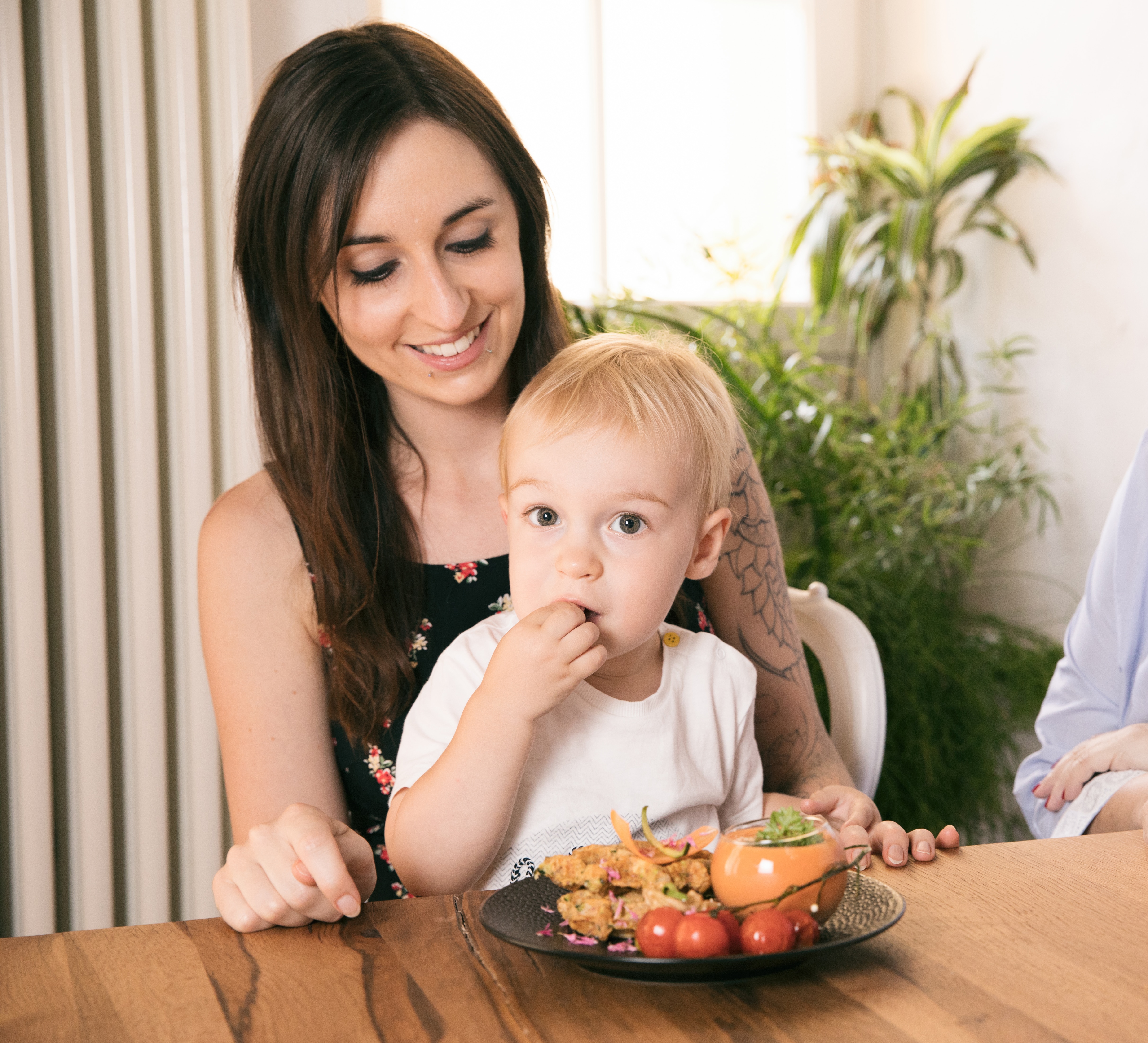 Mon fils savourant une recette microbiote friendly préparée avec soin pour nourrir et soutenir une santé intestinale optimale.