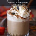 Pumpkin Spice Latte sans lait ni sucre raffiné, avec chantilly et graines de courge, boisson automnale gourmande et saine.