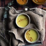 recette de Golden latte à la courge servi dans une tasse avec des épices et de la purée de courge.