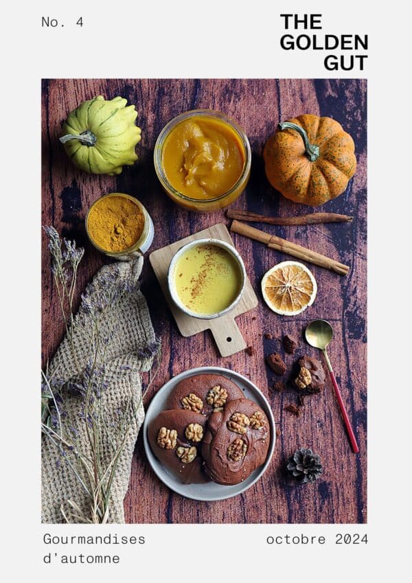 Sélection de gourmandises d’automne avec épices, purée de courge, golden latte, et biscuits aux noix.