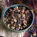 ros plan d'un bol de granola microbiote friendly sans farine et sans sucre raffiné, avec des pépites de chocolat, des graines et des noix.